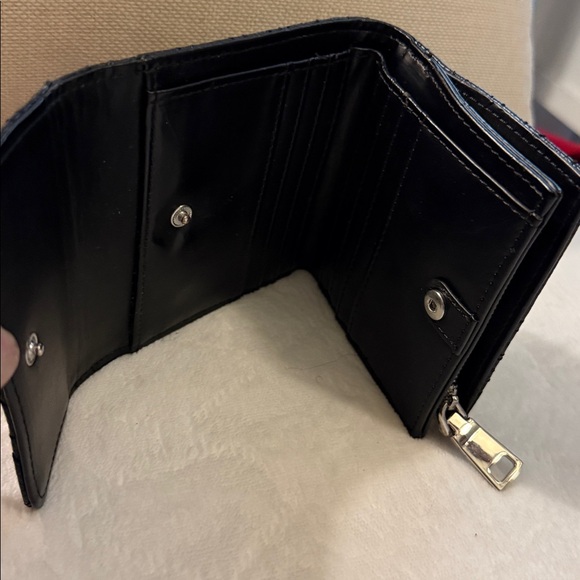 Steve Madden Quick Logo Bifold Wallet Blacksliver - Picture 2 of 5